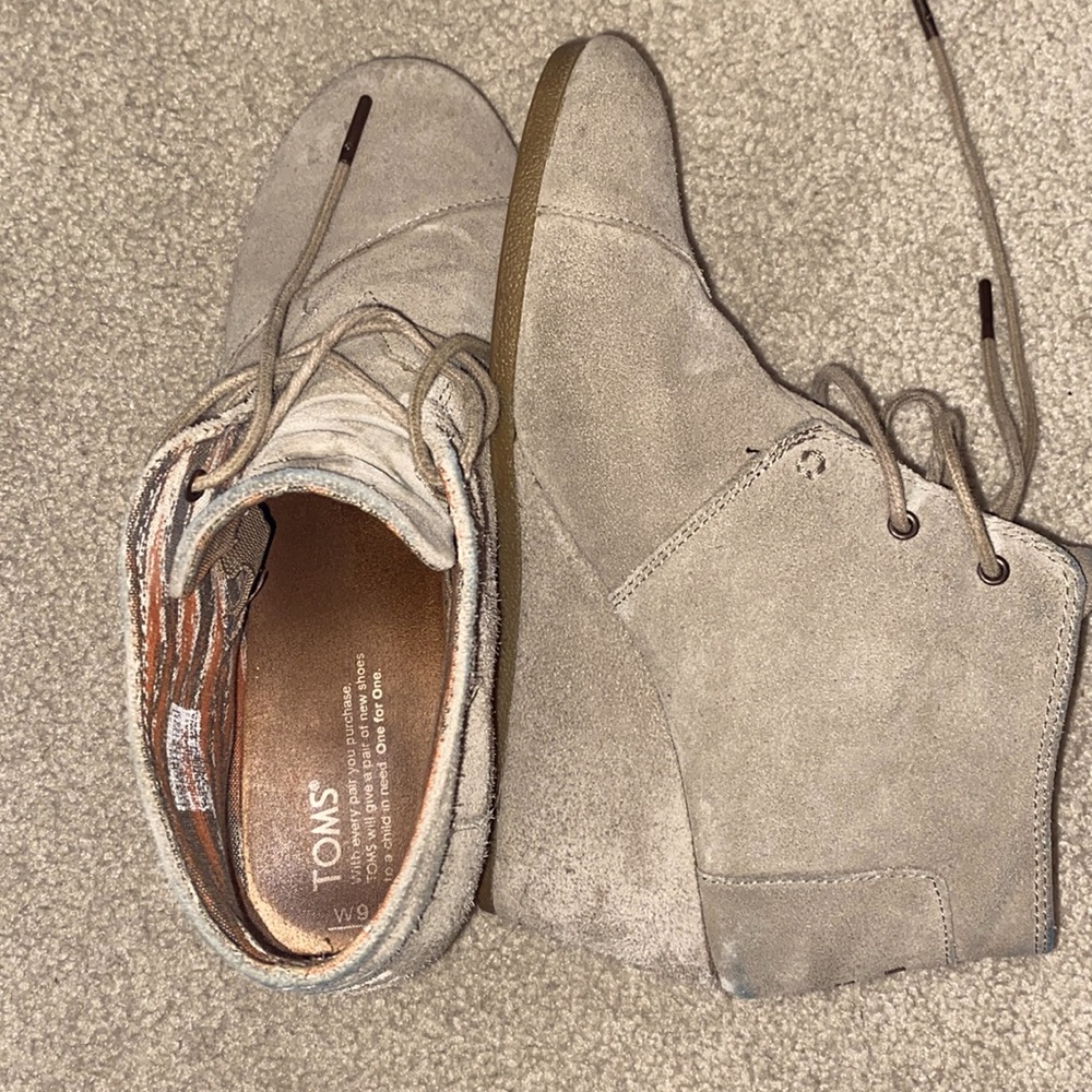 Toms lace-up booties size 9.5 wide